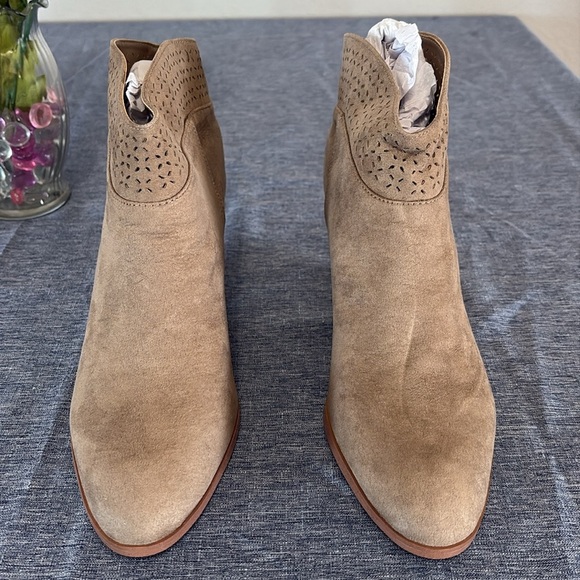 NWT Violet & Red Women’s Size 8 and 10 Jackson Lazer Cut Topline Tan Booties - Picture 2 of 7